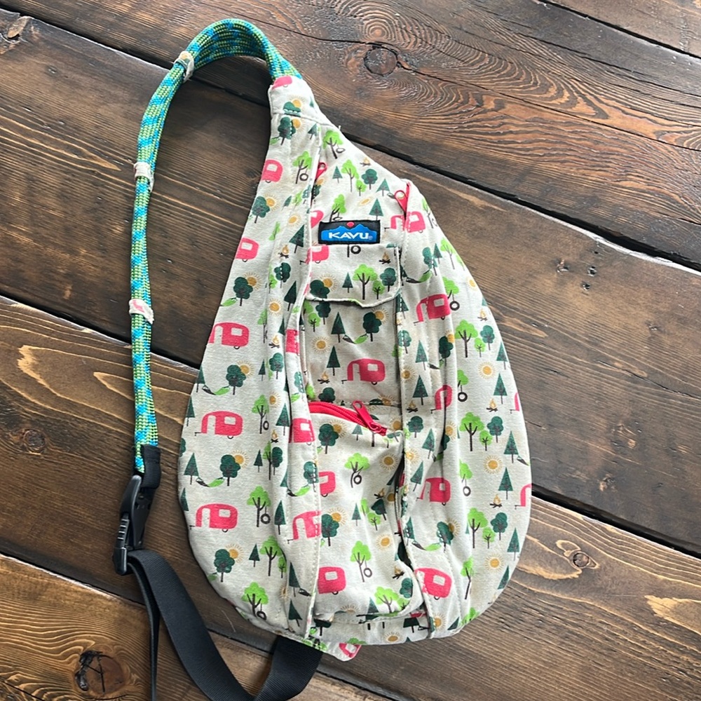 KAVU “CAMPER PRINT” SLING BAG